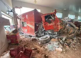 Caminhão perde freio e invade supermercado