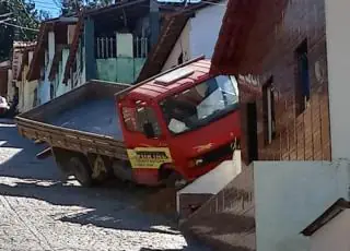 Caminhão perde freios ao descer ladeira e quase atinge casas em Medeiros Neto