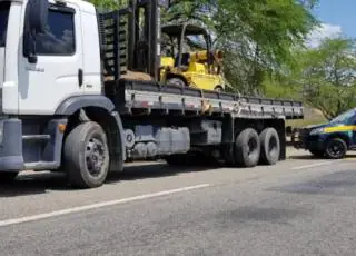 Caminhão roubado em Maricá (RJ) é recuperado pela PRF em Jequié (BA) com placas clonadas