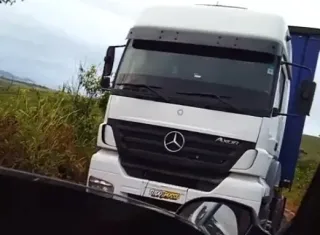 Caminhão roubado na BR-101 é encontrado em Itabela sem a carga e com motorista amarrado