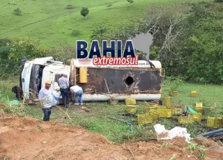 Quatro pessoas ficam feridas após caminhão tombar no interior de Caravelas