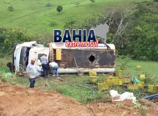 Quatro pessoas ficam feridas após caminhão tombar no interior de Caravelas