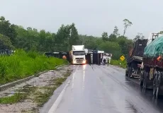 Caminhão tomba na BR-101 durante a madrugada em Nova Viçosa; motorista sai ileso