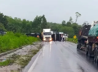 Caminhão tomba na BR-101 durante a madrugada em Nova Viçosa; motorista sai ileso
