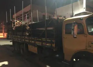 Caminhoneiro é flagrado pela CAEMA com carga de eucalipto roubada