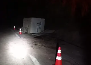 Motorista  é socorrido em estado grave após tombar caminhão na BR 101 em Teixeira de Freitas