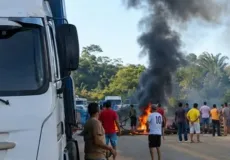 Caminhoneiros bloqueiam desvio da BR-101 após estrada ficar tomada pela lama em Santa Maria Eterna