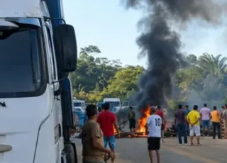 Caminhoneiros bloqueiam desvio da BR-101 após estrada ficar tomada pela lama em Santa Maria Eterna