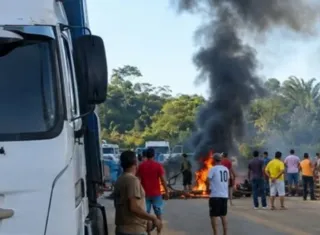 Caminhoneiros bloqueiam desvio da BR-101 após estrada ficar tomada pela lama em Santa Maria Eterna