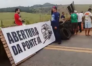 Caminhoneiros bloqueiam trecho da BR-101 em protesto contra restrições em ponte no sul da Bahia