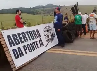 Caminhoneiros bloqueiam trecho da BR-101 em protesto contra restrições em ponte no sul da Bahia