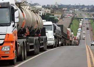 Caminhoneiros convoca greve geral para 1º de fevereiro