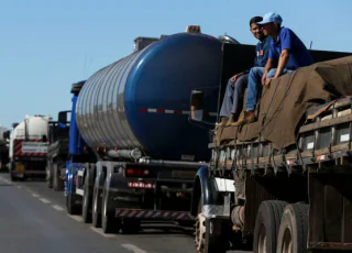 Caminhoneiros entram no segundo dia de bloqueio nas estradas