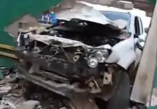 Caminhonete fica destruída após colidir com muro de motel em Teixeira de Freitas