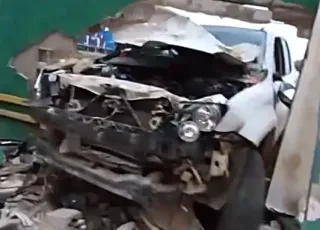 Caminhonete fica destruída após colidir com muro de motel em Teixeira de Freitas