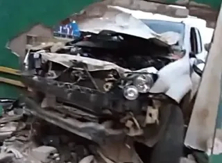 Caminhonete fica destruída após colidir com muro de motel em Teixeira de Freitas