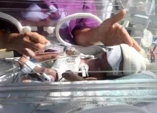 Campanha Novembro Roxo reforça cuidados com bebês prematuros