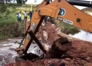 Cansados de esperar pela Prefeitura do Prado, moradores e produtores rurais se juntam para construir uma nova ponte