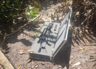Cão do 8° BPM localiza rifle com mira telescópica e silenciador escondido em manguezal de Porto Seguro
