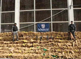 Cão farejador ajuda PM a localizar quase 50 toneladas de maconha em bunker no Rio de Janeiro