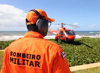 Capacitação aprimora bombeiros militares para integração entre salvamento aquático e aéreo