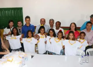 Caravelas entrega 5000 uniformes para alunos da rede pública municipal de ensino