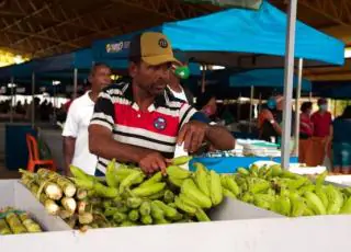 Caravelas padroniza feira livre com a entrega de barracas para feirantes