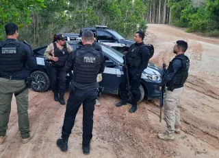 Caravelas. Polícia Civil prende três homens acusados de furto de madeira.