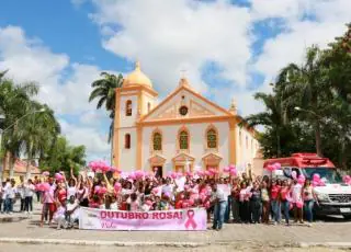 Caravelas realiza caminhada na luta contra o câncer de mama e do colo de útero