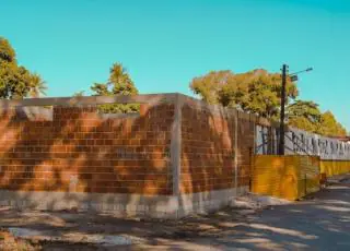 Caravelas realiza obras para implantar ensino militar em terceira escola do município