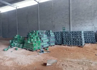 Carga de cerveja furtada é localizada em galpão na capital baiana