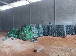 Carga de cerveja furtada é localizada em galpão na capital baiana
