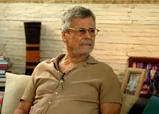 Carlinhos de Jesus chora e descreve rotina na cadeira de rodas: 'Como é que vou viver?'  
