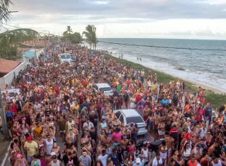 Domingo de carnaval de Alcobaça encanta público com arrastão e grandes shows