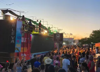 Carnaval do Prado - Cris Mel e Catrina  arrastam multidão na tarde deste sábado (18)