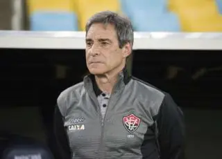 Carpegiani é demitido do Vitória; técnico do sub-23 assume