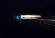 Carreta carregada com combustíveis tomba e interdita trevo da BR-101 em Ubaitaba por quase 22 horas