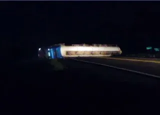 Carreta carregada com combustíveis tomba e interdita trevo da BR-101 em Ubaitaba por quase 22 horas
