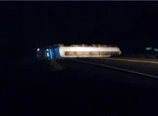 Carreta carregada com combustíveis tomba e interdita trevo da BR-101 em Ubaitaba por quase 22 horas