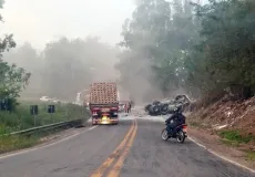 Carreta carregada com sacos de cimento capota e espalha carga na BR-101, em Itabela