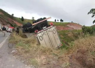 Carreta carregada de biscoitos tomba na BR 101, mulher do carreteiro morreu