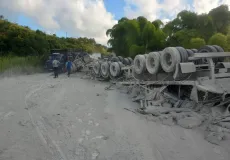 Carreta carregada de cimento tomba na BR-101, próximo a Itabela