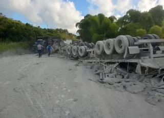 Carreta carregada de cimento tomba na BR-101, próximo a Itabela