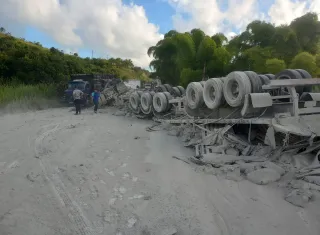 Carreta carregada de cimento tomba na BR-101, próximo a Itabela