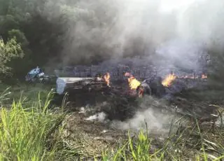 Carreta carregada com combustível cai em ribanceira e pega fogo na BR 101 em Teixeira de Freitas