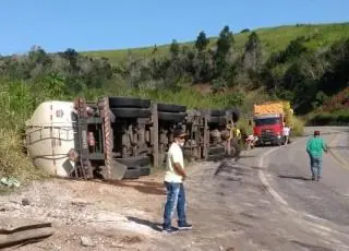 Carreta carregada de gasolina tomba e deixa trecho da BR 101 interditada por quase 7 horas
