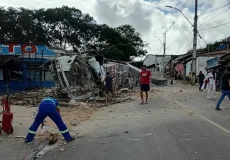Carreta desgovernada atinge posto de combustível e causa susto em Itamaraju