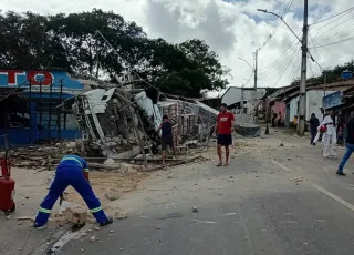 Carreta desgovernada atinge posto de combustível e causa susto em Itamaraju