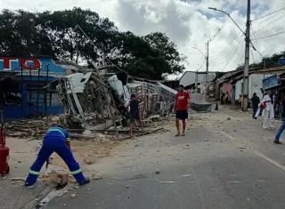 Carreta desgovernada atinge posto de combustível e causa susto em Itamaraju