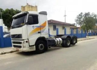 Carreta é interceptada na BR 101 em Teixeira de Freitas e carga de tecido é levada